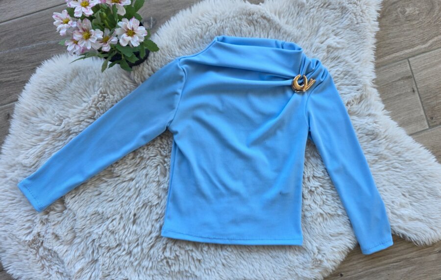 Plava bluza s ukrasnom kopčom