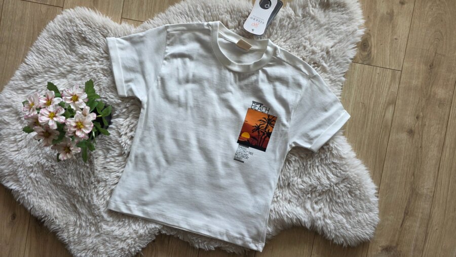 Bijela majica s motivom plaže