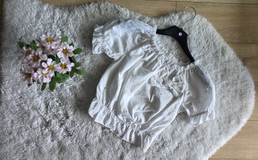 Bijela bluza s cvjetnim uzorkom
