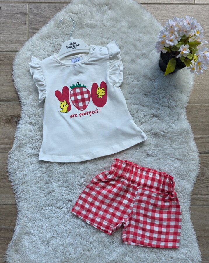 Crveni komplet s jagodama i mačkama